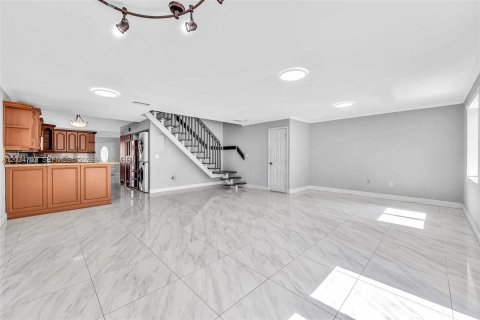 House in Hialeah, Florida 5 bedrooms, 193.79 sq.m. № 2259912 - photo 26