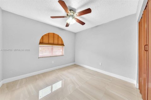 House in Hialeah, Florida 5 bedrooms, 193.79 sq.m. № 2259912 - photo 15