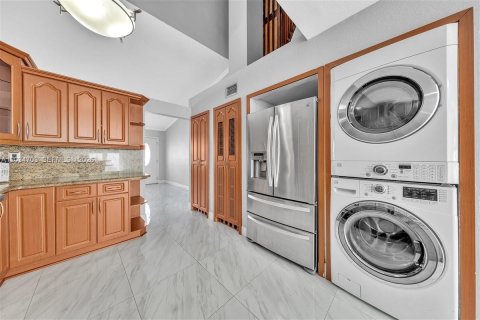House in Hialeah, Florida 5 bedrooms, 193.79 sq.m. № 2259912 - photo 23