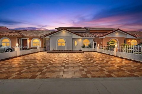 House in Hialeah, Florida 5 bedrooms, 193.79 sq.m. № 2259912