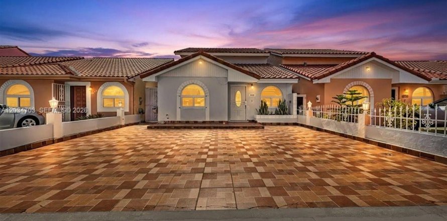 House in Hialeah, Florida 5 bedrooms, 193.79 sq.m. № 2259912