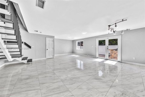 House in Hialeah, Florida 5 bedrooms, 193.79 sq.m. № 2259912 - photo 29