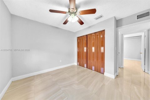 House in Hialeah, Florida 5 bedrooms, 193.79 sq.m. № 2259912 - photo 16