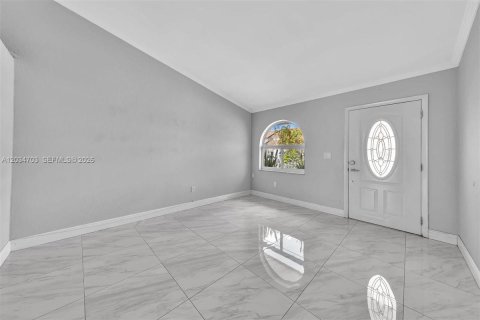 House in Hialeah, Florida 5 bedrooms, 193.79 sq.m. № 2259912 - photo 14