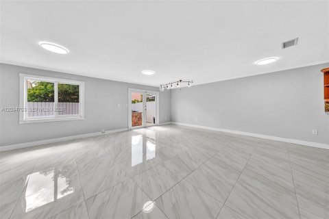 House in Hialeah, Florida 5 bedrooms, 193.79 sq.m. № 2259912 - photo 30