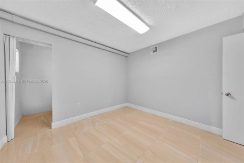 House in Hialeah, Florida 5 bedrooms, 193.79 sq.m. № 2259912 - photo 19