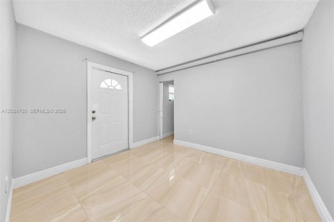 House in Hialeah, Florida 5 bedrooms, 193.79 sq.m. № 2259912 - photo 18