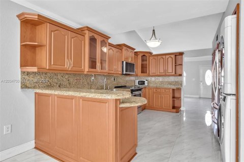 House in Hialeah, Florida 5 bedrooms, 193.79 sq.m. № 2259912 - photo 25