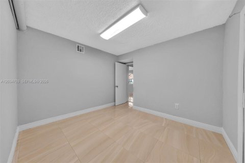 House in Hialeah, Florida 5 bedrooms, 193.79 sq.m. № 2259912 - photo 20