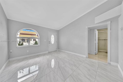House in Hialeah, Florida 5 bedrooms, 193.79 sq.m. № 2259912 - photo 13