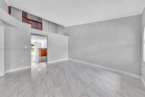 House in Hialeah, Florida 5 bedrooms, 193.79 sq.m. № 2259912 - photo 11