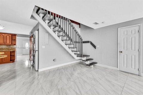 House in Hialeah, Florida 5 bedrooms, 193.79 sq.m. № 2259912 - photo 28