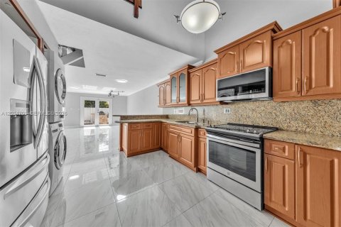 House in Hialeah, Florida 5 bedrooms, 193.79 sq.m. № 2259912 - photo 21