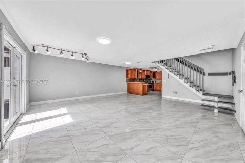House in Hialeah, Florida 5 bedrooms, 193.79 sq.m. № 2259912 - photo 27