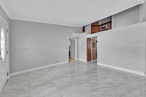 House in Hialeah, Florida 5 bedrooms, 193.79 sq.m. № 2259912 - photo 12