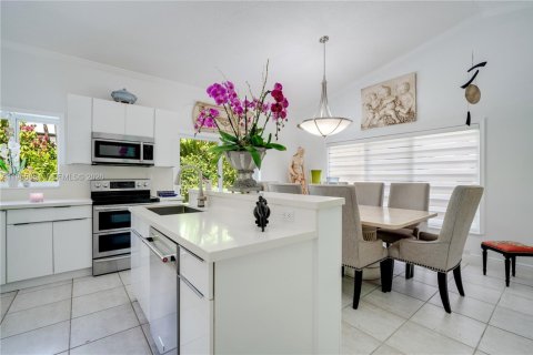 Villa ou maison à vendre à Miami, Floride: 4 chambres, 155.05 m2 № 2028053 - photo 11