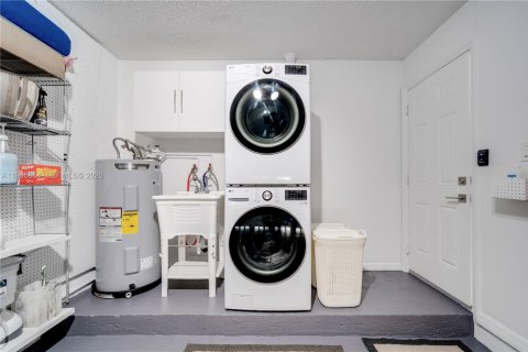 Villa ou maison à vendre à Miami, Floride: 4 chambres, 155.05 m2 № 2028053 - photo 26