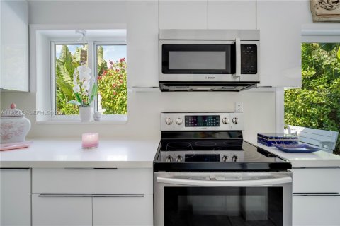 Villa ou maison à vendre à Miami, Floride: 4 chambres, 155.05 m2 № 2028053 - photo 14