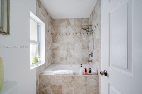 Villa ou maison à vendre à Miami, Floride: 4 chambres, 155.05 m2 № 2028053 - photo 20