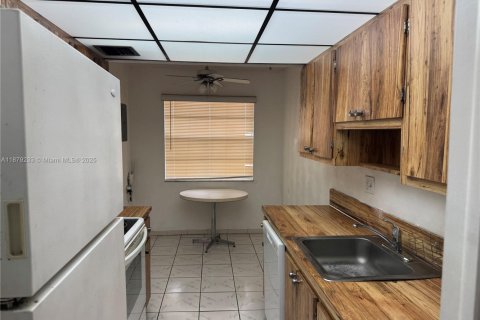 Снять в аренду кондоминиум в Лодердейл-Лейкс, Флорида 2 спальни, 89.19м2, № 2034352 - фото 2