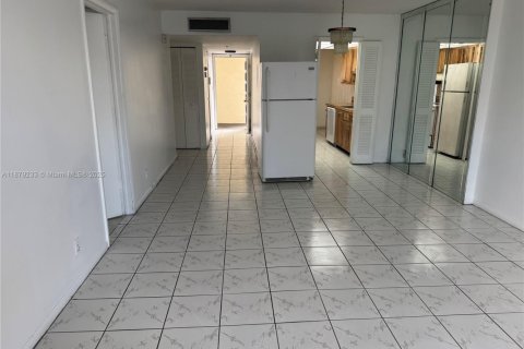 Снять в аренду кондоминиум в Лодердейл-Лейкс, Флорида 2 спальни, 89.19м2, № 2034352 - фото 4