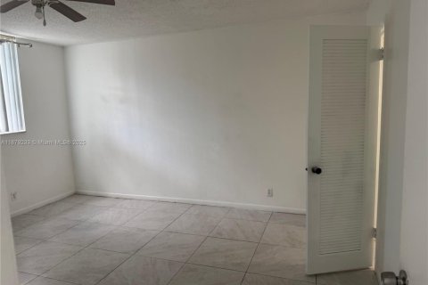 Снять в аренду кондоминиум в Лодердейл-Лейкс, Флорида 2 спальни, 89.19м2, № 2034352 - фото 5