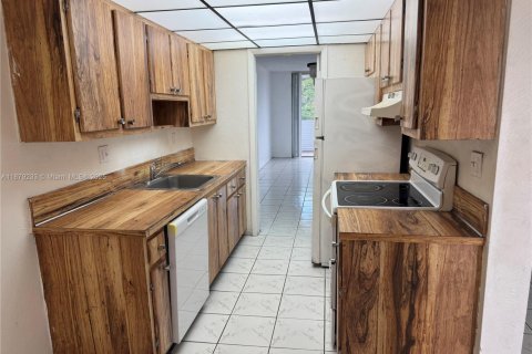 Снять в аренду кондоминиум в Лодердейл-Лейкс, Флорида 2 спальни, 89.19м2, № 2034352 - фото 11