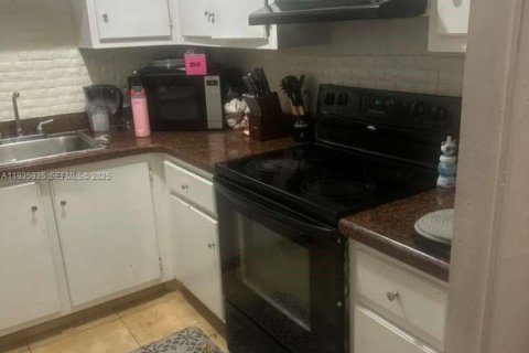 Condo in Hialeah, Florida, 2 bedrooms  № 2037827 - photo 10
