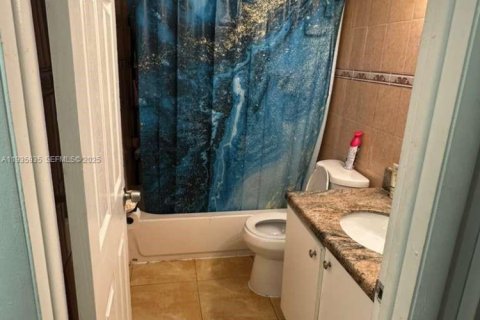 Condo in Hialeah, Florida, 2 bedrooms  № 2037827 - photo 12
