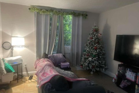 Condo in Hialeah, Florida, 2 bedrooms  № 2037827 - photo 11