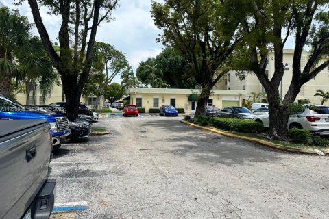 Condo in Hialeah, Florida, 2 bedrooms  № 2037827 - photo 6