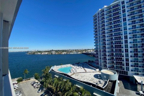 Condo in North Bay Village, Florida, 1 bedroom  № 1994728 - photo 2