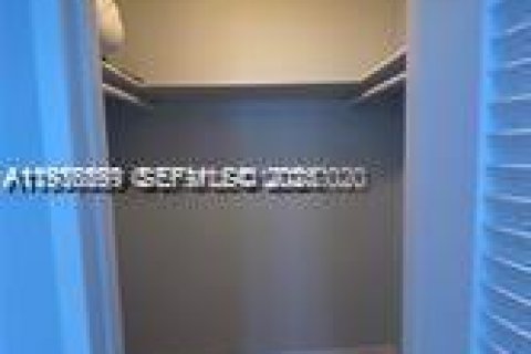 Condo in North Bay Village, Florida, 1 bedroom  № 1994728 - photo 11