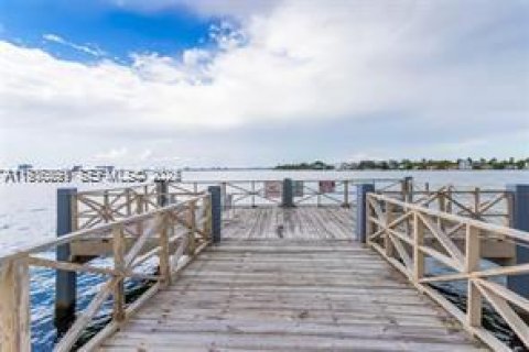 Condo in North Bay Village, Florida, 1 bedroom  № 1994728 - photo 14