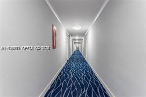 Condo in North Bay Village, Florida, 1 bedroom  № 1994728 - photo 13