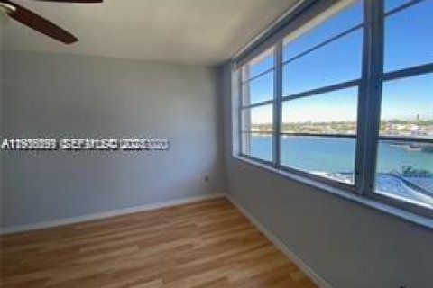 Condo in North Bay Village, Florida, 1 bedroom  № 1994728 - photo 9