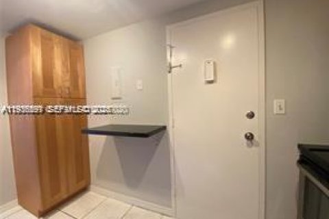 Condo in North Bay Village, Florida, 1 bedroom  № 1994728 - photo 8