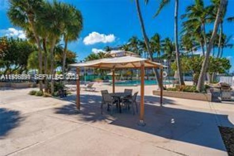 Condo in North Bay Village, Florida, 1 bedroom  № 1994728 - photo 19