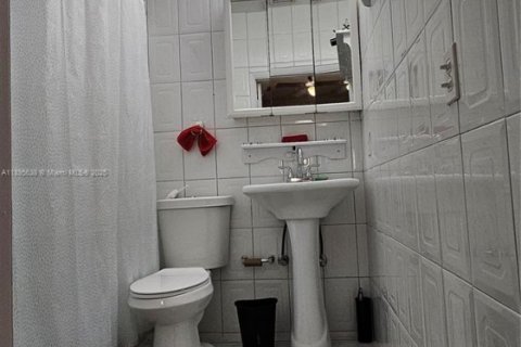 House in South Miami, Florida 3 bedrooms, 83.61 sq.m. № 1947691 - photo 9