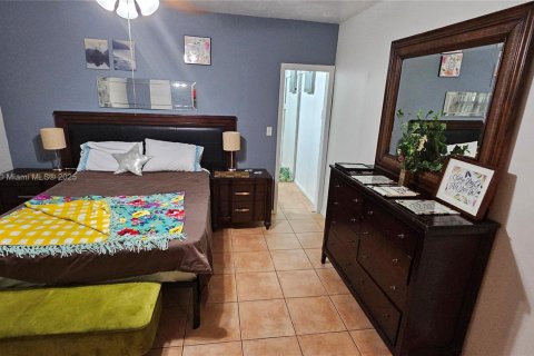 House in South Miami, Florida 3 bedrooms, 83.61 sq.m. № 1947691 - photo 11