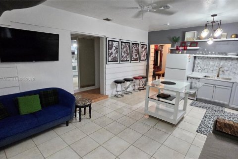 House in South Miami, Florida 3 bedrooms, 83.61 sq.m. № 1947691 - photo 3