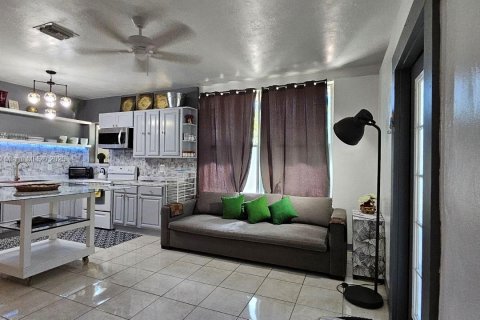 House in South Miami, Florida 3 bedrooms, 83.61 sq.m. № 1947691 - photo 14