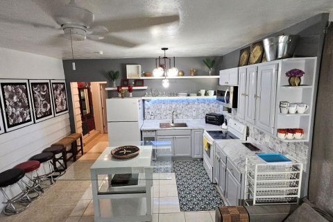 House in South Miami, Florida 3 bedrooms, 83.61 sq.m. № 1947691 - photo 1