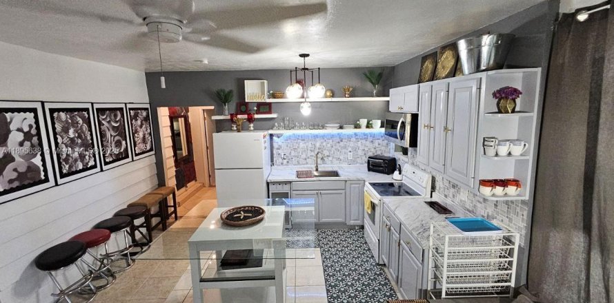 House in South Miami, Florida 3 bedrooms, 83.61 sq.m. № 1947691