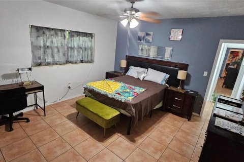 House in South Miami, Florida 3 bedrooms, 83.61 sq.m. № 1947691 - photo 10