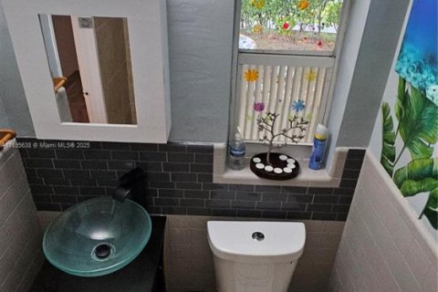 House in South Miami, Florida 3 bedrooms, 83.61 sq.m. № 1947691 - photo 13