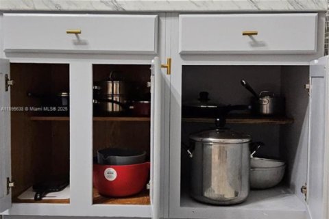 House in South Miami, Florida 3 bedrooms, 83.61 sq.m. № 1947691 - photo 6