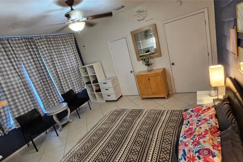 House in South Miami, Florida 3 bedrooms, 83.61 sq.m. № 1947691 - photo 7