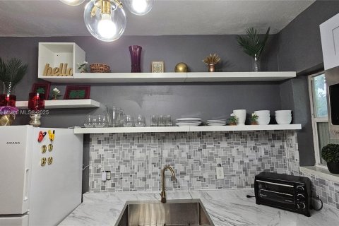 House in South Miami, Florida 3 bedrooms, 83.61 sq.m. № 1947691 - photo 4