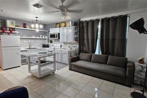 House in South Miami, Florida 3 bedrooms, 83.61 sq.m. № 1947691 - photo 2